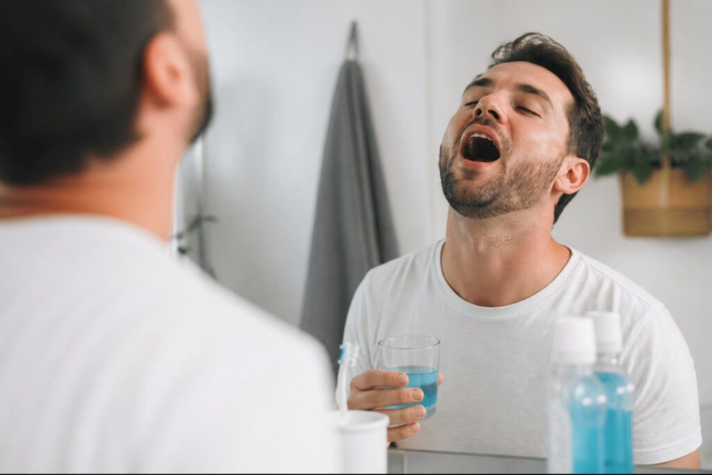 découvrez pourquoi les gargarismes, une pratique simple et efficace, soulagent rapidement les maux de gorge et comment les réaliser correctement pour apaiser l'inconfort.