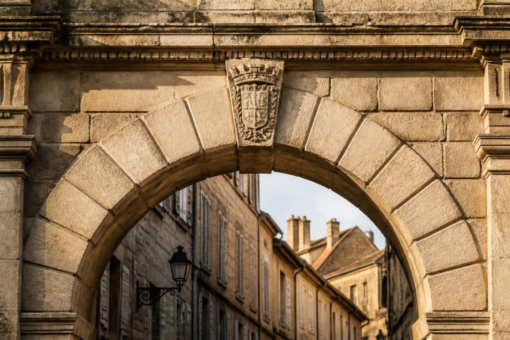 découvrez comment le voussoir, élément clé des arcs, transforme et sublime l'architecture traditionnelle française en apportant solidité et esthétisme aux constructions historiques.