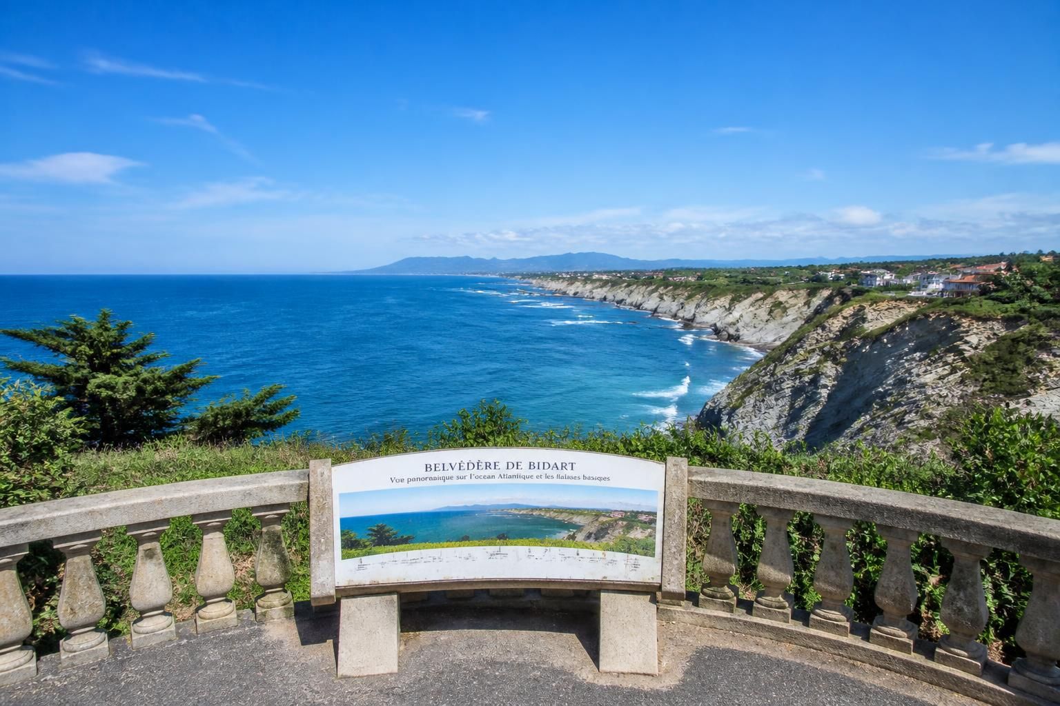 découvrez le belvédère de bidart, un site exceptionnel offrant une vue spectaculaire entre l'océan atlantique et les majestueuses falaises basques, idéal pour les amoureux de la nature et de panoramas uniques.