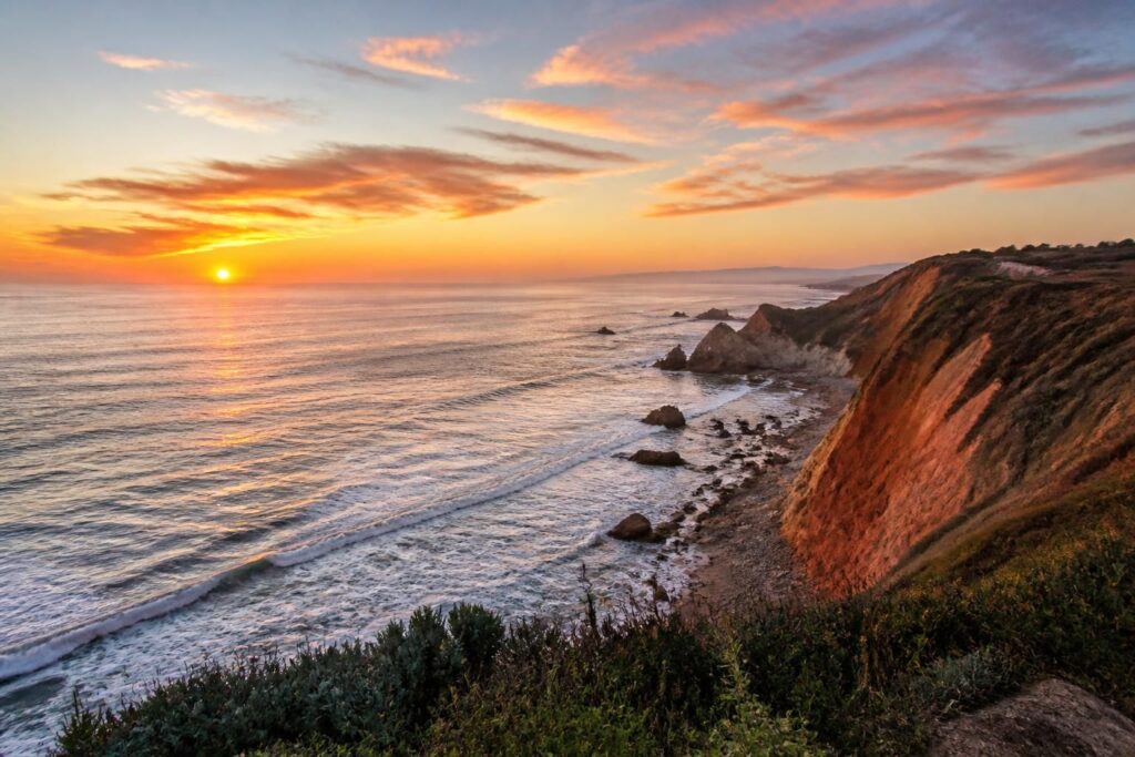 découvrez le belvédère de bidart, un lieu unique offrant une vue panoramique saisissante entre l'océan atlantique et les falaises majestueuses du pays basque.
