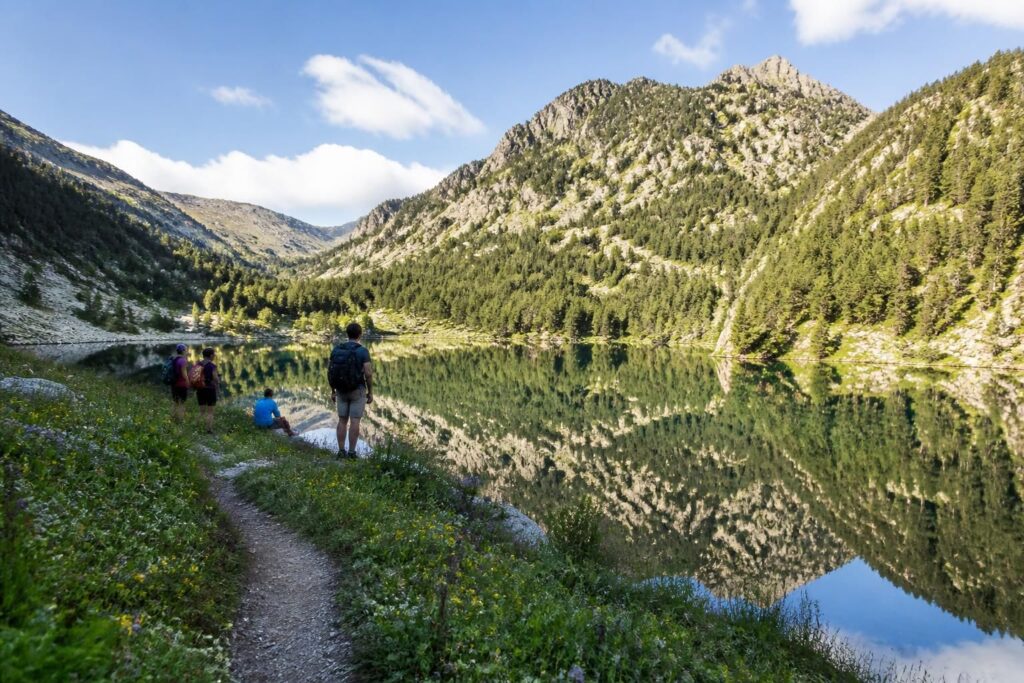 découvrez le lac du montagnon, un véritable écrin de nature sauvage idéal pour les amateurs de randonnée. partez à l'aventure et profitez de paysages préservés et d'une expérience en pleine nature inoubliable.