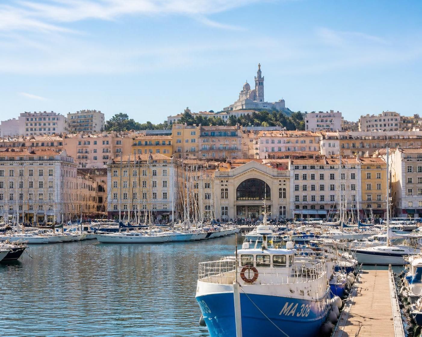 explorez marseille, france, et découvrez les landmarks incontournables de la cité phocéenne, entre histoire, culture et paysages méditerranéens.