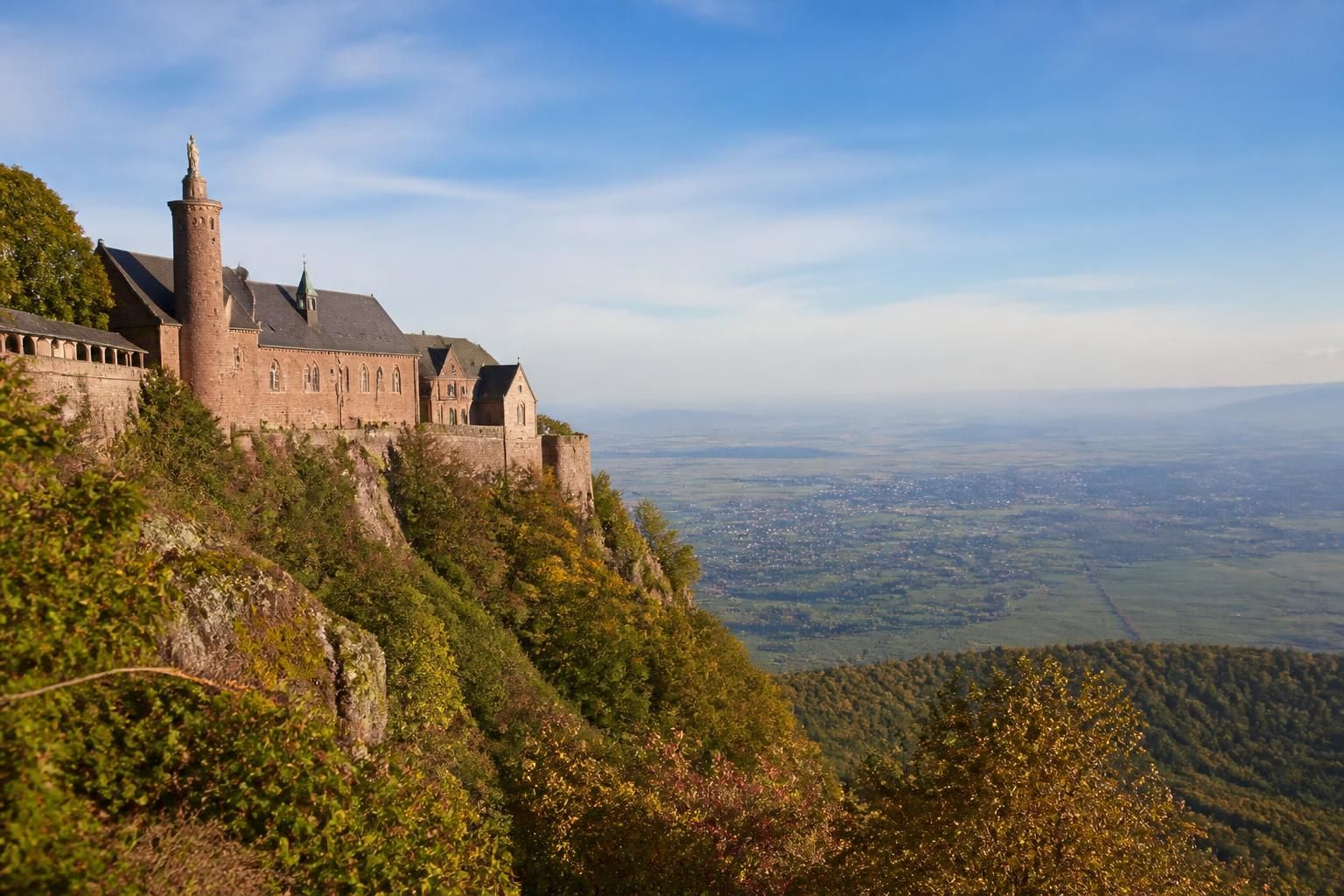 découvrez le mont saint odile en alsace, un site riche en histoire et en spiritualité, lieu de pèlerinage emblématique offrant paysages magnifiques et patrimoine culturel unique.