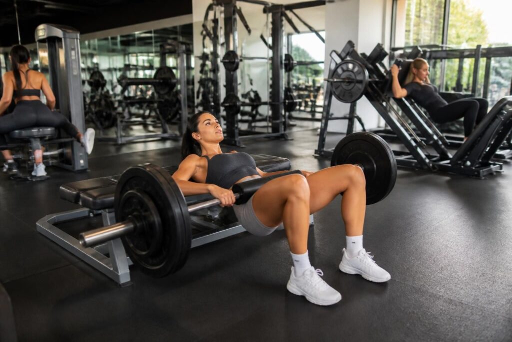 découvrez les meilleurs exercices et machines de hip thrust pour muscler et sculpter efficacement vos fessiers. guide complet pour renforcer et tonifier votre silhouette.